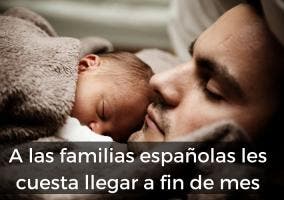 Un padre y su bebé duermen plácidamente y un cuadro de texto dice que las familias españolas no llegan a fin de mes